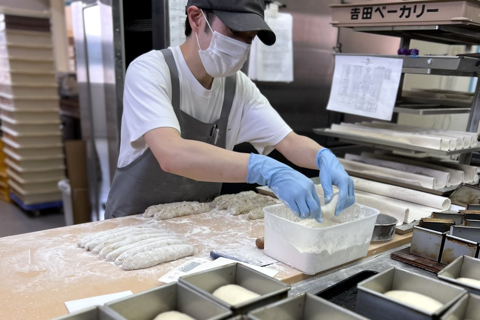 パン生地を丁寧に成形する手元