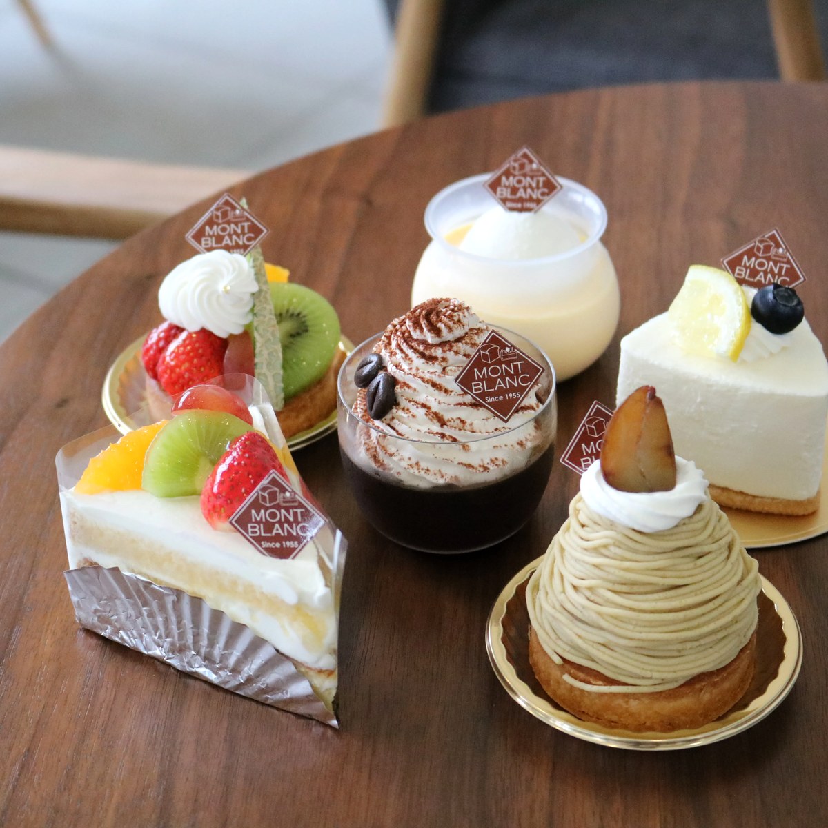 白い皿に並んだ小さなケーキ